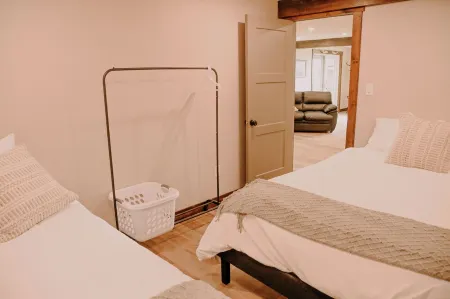 Old Chief Bunkhouse - ranch with views of Chief Mountain Отели в г. Кардстон Каунти