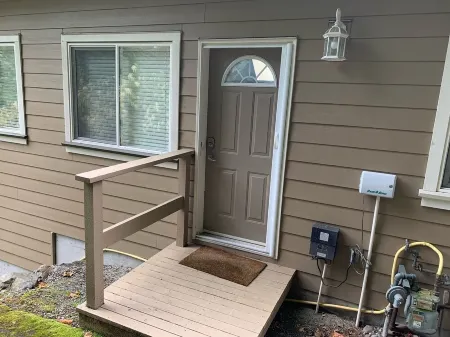 Quiet, cozy 1 bedroom suite, w/ separate entrance. Now with A/C! Отели рядом с достопримечательностью «Суорц Бэй Терминал»