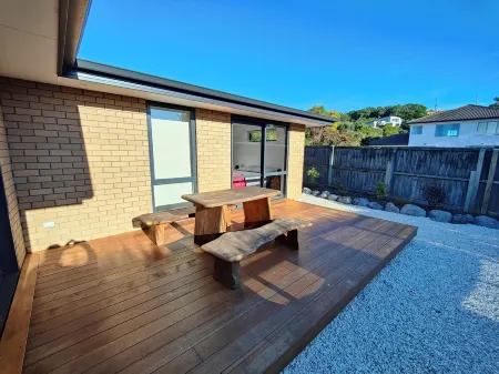 Spacious 6-Bedroom Home with Mountain Views, WIFI, Decks & Ample Parking Отели рядом с достопримечательностью «Point Kean Viewpoint»