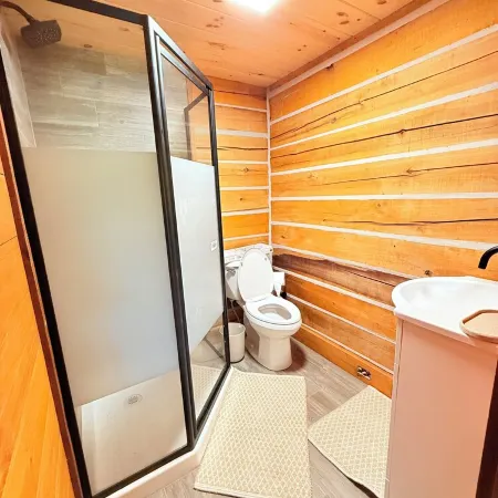 Charming Cabin. Located between New River Gorge and Summersville Lake