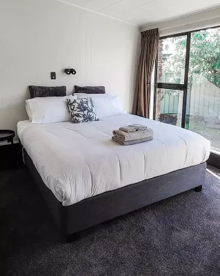 Holiday retreat in the heart of old Cromwell!