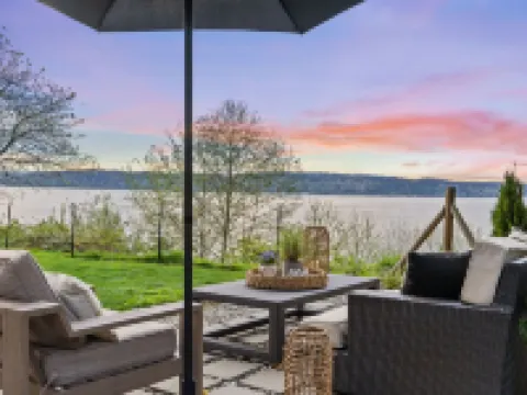 Waterview Rabbit Hill Cottage w/hot tub. Hotels in Mukilteo