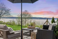 Waterview Rabbit Hill Cottage w/hot tub. Hotels in Mukilteo