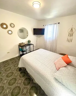 2C - Couples Getaway-5 min to Crashboat Beach