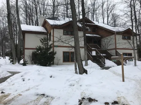Boyne Mountain 5 bedroom/4 bathroom Disciples Village, Luxury + Starbucks!