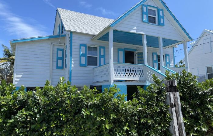 Pa Willie’s - Locally owned historic cottage conveniently located with dock.