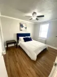 Modern 2 bedroom Condo w/ Skyline View