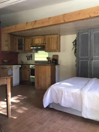 Provençal stone house LA BAUMO 1 for 2 guests Отели в г. 'Воклюз