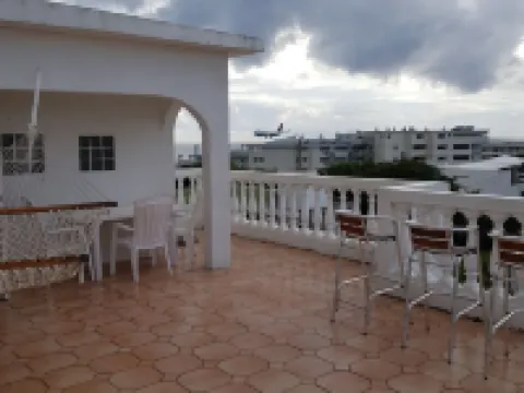 Aloha Penthouse apartment in the heart of the Maho entertainment area. Hotéis em Lowlands