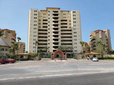 2-Story Premium PENTHOUSE Sandy Beach-Front Condo Hotel a 