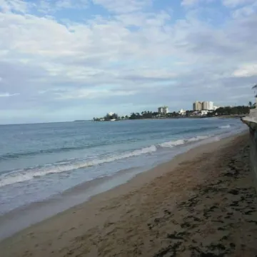 Stay as a tourist & feel as a local; Beach & Loiza st. strip, everything near!