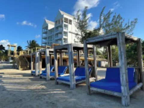 Newly Renovated!! COCO PALMS - Exclusive villa with private pool/beach access. Hotels in Greenwich Park