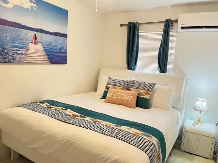 Lovely Apartment with King Size Bed in Venetian Road Отели в г. Венешиан Роуд Сетлемент