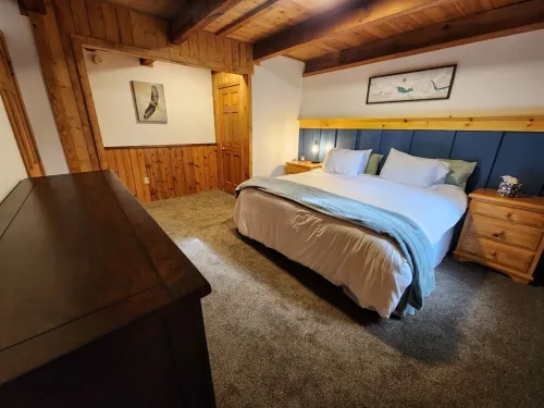 Close to Soldotna, large home on the Kenai River.  Sleeps 15, 7 bedrooms, 6 bath