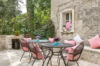 Authentic Stone Villa In The Heart Of Split, Next To Diocletian's Palace - Bungalows