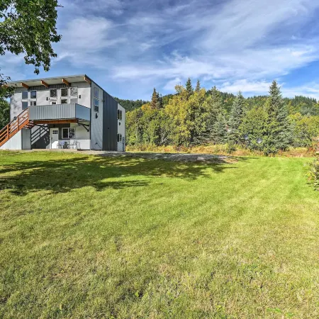 Secluded Getaway w/ Deck, Steps to Fritz Creek!