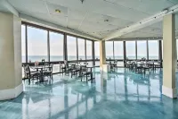 Colorful Beachfront Condo w/ Resort Amenities - 3 tähden