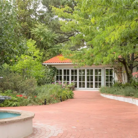 Casa Blanca Inn and Suites