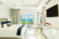 Villa DelEvan 4E / Beachfront 6 bedroom house on the Grace Bay Beach,