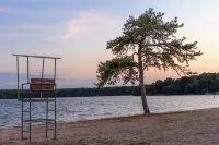 Home 2 Mi to Mashpee Commons! Pool and Screened Deck - 3-Star