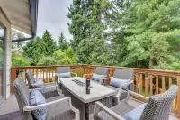 Kenmore Retreat w/ Shared Hot Tub - 1 Mi to Lake!