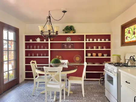 Redwood Hollow Cottages Отели рядом с достопримечательностью «Шелл Бич»