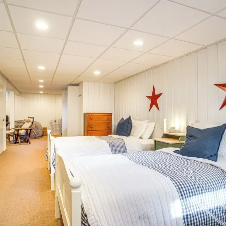 1 Mi to Sand! Mid-Cape Chatham w/ Furnished Deck