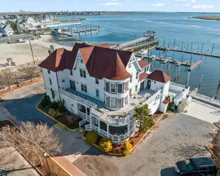 Tavern on the Bay Hotel - Frank Sinatra Suite Hotels in Atlantic County