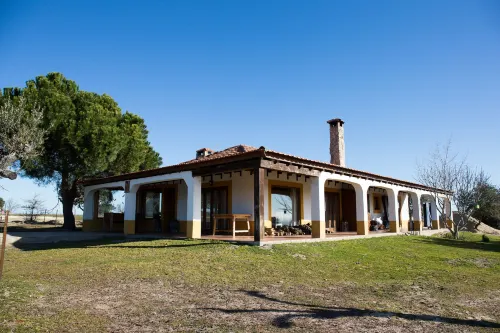 Eco-Lodge en la Reserva Privada Campanarios de Azaba - Proyecto de Conservación - ヴィラ