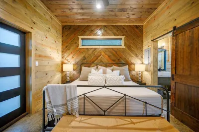 Bearly Creekin' Stay for 14! Hotels in Broken Bow