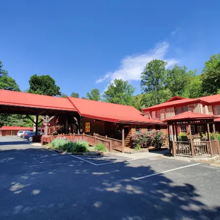 Smoky Falls Lodge