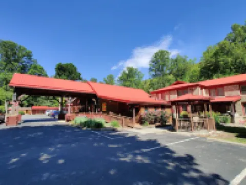 Smoky Falls Lodge Hotels in Maggie Valley