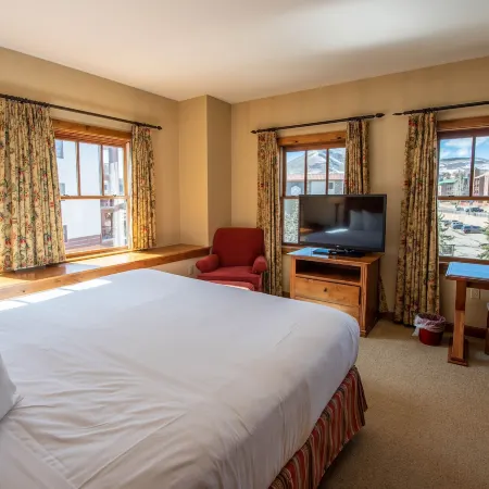 Spacious 3 Bedroom Condo with Balcony in Mountaineer Square Condo