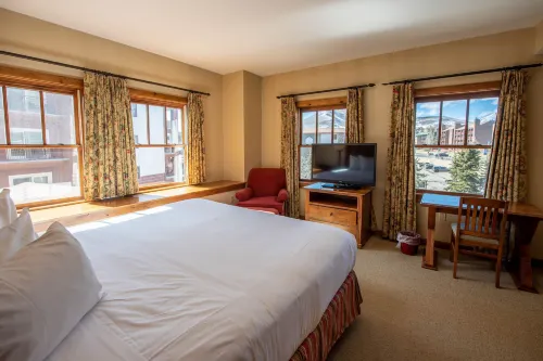 Spacious 3 Bedroom Condo with Balcony in Mountaineer Square Condo