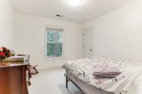 1 Mi to Dtwn Newburgh: Quiet Home w/ Yard! Hotels in Ohio Township