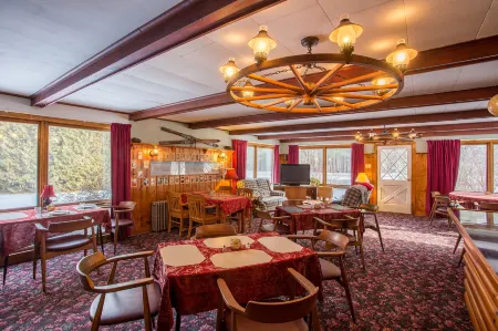 Adk Trail Inn