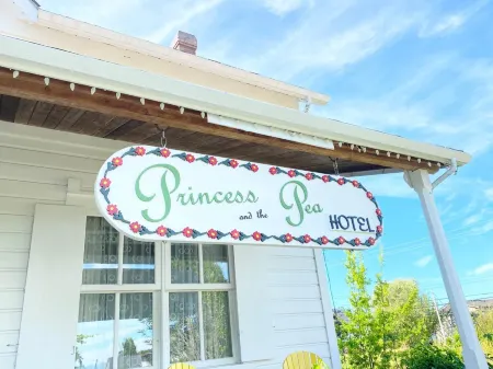 Princess and the Pea Hotel Отели в г. Aldergrove