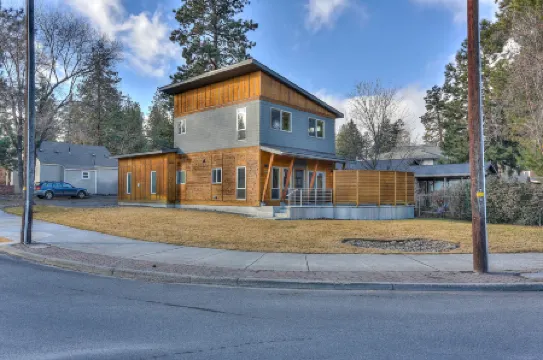 Urban Roundabout 2 Bedroom Home by Redawning