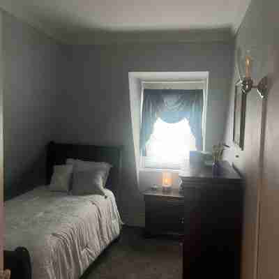 城市位置的2卧室私人維多利亞公寓，佔地半英畝，可容納5人 Rooms