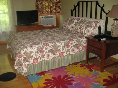 Charming 3-bedroom renovated farmhouse in Cooperstown with Wi-Fi and AC