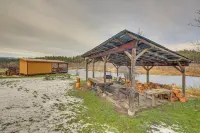 Bonners Ferry Cabin w/ Wraparound Deck & Views! - Parkering