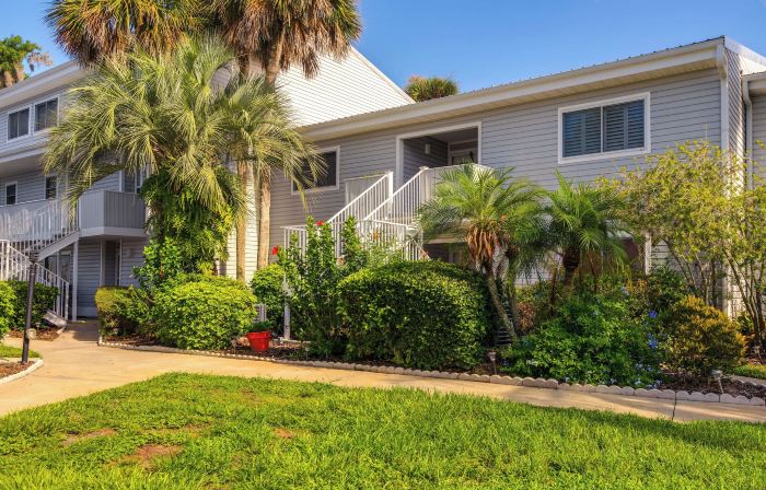 Pool Access & Lanai: Riverfront Welaka Condo!