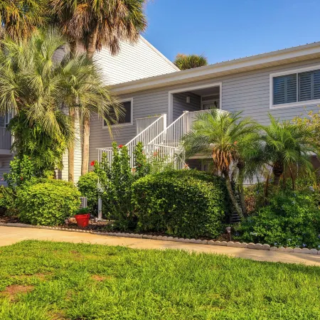 Pool Access & Lanai: Riverfront Welaka Condo!