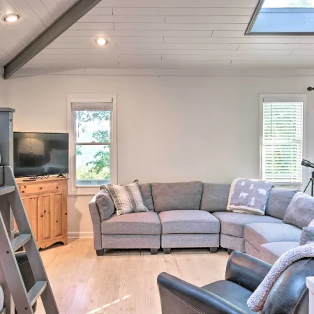 Highlands Home w/ Fireplace, Views, & Trails!