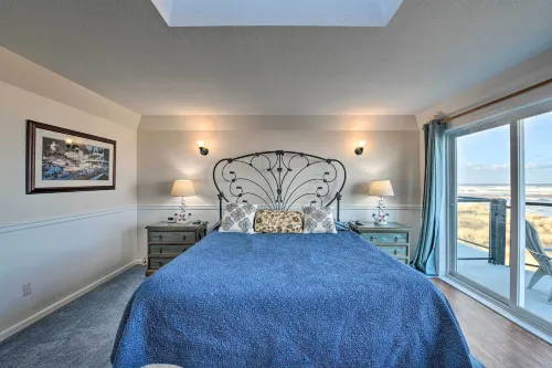 Eagles View Condo in Ocean Shores w/ 3 Balconies - 4-Star