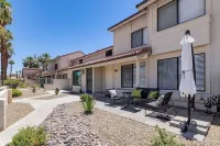 Palm Springs Abode w/ Pool Access, Near Golfing - appartements de vacances