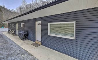 Mullens Cabin w/ Gas Grill & Mountain Views!