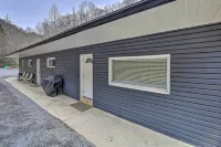 Mullens Cabin w/ Gas Grill & Mountain Views! - 3-Star