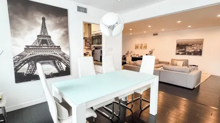 Modern 5bdr House with hot tub 7 min from Universal studios Отели рядом с достопримечательностью «NoHo Arts District»