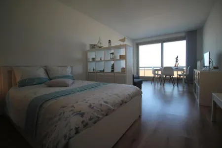 Huswell - Beach Studio With Balcony Sea View